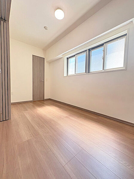 間仕切りを閉じることでプライベートなお部屋に。約5.1帖の洋室です。