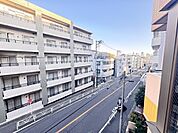 バルコニーからの眺望。向かいの建物とは距離が保たれているため圧迫感が少なく、陽当り・通風良好です。【住戸からの眺望】