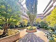 マンション敷地内には、緑豊かな中庭が設けられており、四季の移り変わりを感じることができます。【中庭】