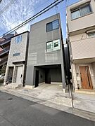 2019年9月築、室内はきれいに保たれています。お車1台駐車可能(SUV駐車可能・車種制限有り)。【現地外観】