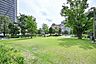 その他：敷地内に散策のできる共用の公園スペースが設けられています。四季折々の植栽をお楽しみいただけます。【プライベートパーク】
