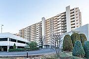 総戸数201戸のビッグコミュニティ。 ストレスフリーに出し入れできる自走式駐車場有り(車種による)。【現地外観】
