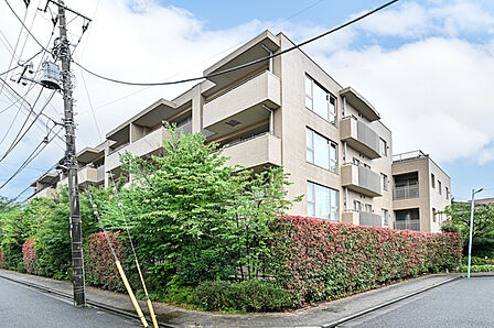 周辺は緑豊かで閑静な住宅街。第一種低層住居専用地域に位置する、地上4階・地下1階建て低層マンション。【エントランス】