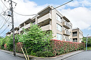 周辺は緑豊かで閑静な住宅街。第一種低層住居専用地域に位置する、地上4階・地下1階建て低層マンション。【エントランス】