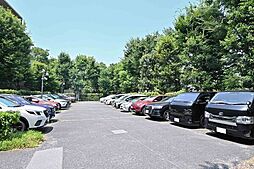 お車の出し入れがしやすい平面駐車場。空き状況や使用料などの詳細は、お気軽にお問い合わせください。【駐車場】