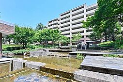 四季折々の自然を感じられる中庭。お住まいの方同士のコミュニケーションの場にもなりそうです。【中庭】