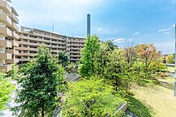 約6000坪の広大な敷地を活かした、ゆとりある住棟配置です。採光・通風性に配慮されています。【共用部】