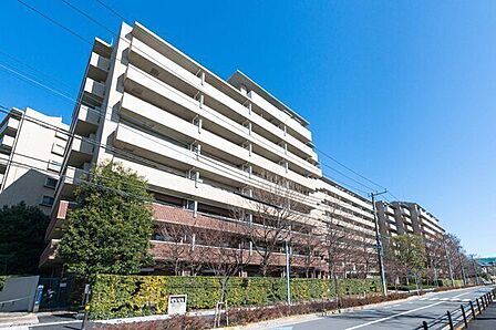 京王井の頭線「高井戸」駅徒歩5分、「浜田山」駅も徒歩13分で利用可能。周辺環境も充実しています。【現地外観写真】