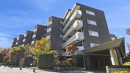 三菱地所他1社分譲の「パークハウス」シリーズ。地上8階建ての3階部分、全居室収納付きの住まいです。【現地外観写真】