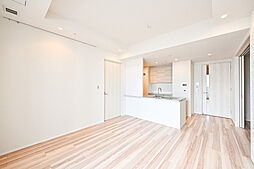 リビングダイニングを真っ直ぐに見渡せる対面式キッチン。開放感溢れる空間で料理が楽しめます。【LDK/約13.6帖】