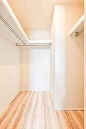 ウォークインクローゼットは約1.7帖のため、広々としています。衣類・小物類をすっきりと収納可能です。【ウォークインクローゼット約1.7帖/洋室約6.5帖】