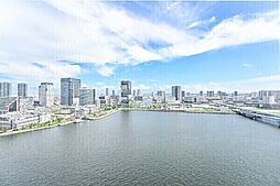バルコニーからは、視界いっぱいに晴海運河が広がります。爽やかな水面を感じることができます。【住戸からの眺望写真】