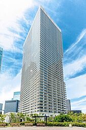 49階建タワーマンション。シャトルバスが運行され、東銀座・日本橋・丸の内方面にもアクセス可能です。【現地外観】