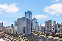 ビル群が望める都会的な街並み。視界を遮る背の高い建物が隣接していないため、遠くまで景色を楽しめます。【住戸からの眺望】