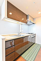 ※家具・調度品は販売価格に含まれません。大理石を使用したハイグレード仕様。浄水器や生ごみ処理に重宝するディスポーザー付き。