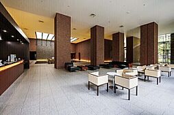 1階ラウンジには日々の暮らしを快適にサポートしてくれる、コンシェルジュサービスがございます。【ロビー】