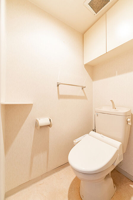 使用後すぐに手を洗うことができる一体型トイレです。ストック品などの収納に便利な吊戸棚付きです。【トイレ】