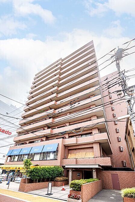 東武伊勢崎線「草加」駅まで徒歩2分、利便性の高い駅近立地です。アクセス良好で通勤もスムーズです。【現地外観】