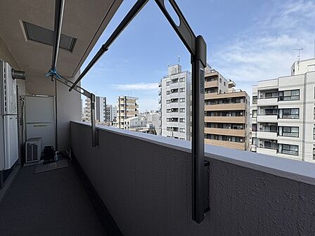 6階部分につき、眺望・通風良好。空を身近に感じられるバルコニーです。