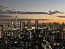 周辺：26階部分の高層階に位置しています。遠くまで広がる景色や東京スカイツリーが望めます(天候による)。【住戸からの眺望】