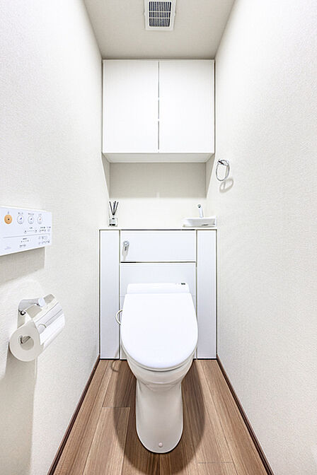 ※販売対象に家具・調度品は含まれません。温水洗浄便座付きのトイレで、毎日快適にご使用いただけます。背面に吊戸棚があります。