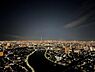 周辺：東京スカイツリーを望む眺望(天候による)。昼夜で異なる景色が広がり、煌びやかな夜景に心癒されます。【住戸からの眺望写真】