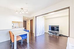 ※販売対象に家具・調度品は含まれません。約12.8帖のLDK。隣接する洋室の引き戸を開放し、一体利用することも可能です。