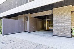 サブエントランス。24時間有人管理（夜間警備員）。ご内覧等お気軽にお問い合わせください。