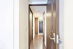 玄関へ続く廊下の様子です。廊下には納戸を含む2カ所の収納、玄関にはシューズインクローク有り。【廊下】