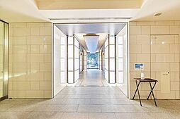 エントランスとエレベーターホールのダブルオートロック仕様です。防犯カメラも設けられています。【その他共用部】