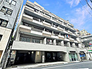 永谷商事分譲×間組施工。総戸数113戸(※うち店舗5戸)の地上10階建マンション4階部分に所在。【現地外観】