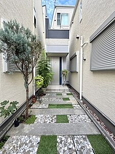 外観:奥まった立地ならではのプライベート性を享受。緑に彩られたアプローチが住まう方を優雅に迎えます。 外観:奥まった立地ならではのプライベート性を享受。緑に彩られたアプローチが住まう方を優雅に迎えます。