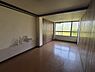 室内：広々とした洋室約9.0帖。南東向きの明るい日差しがお部屋の中まで差し込みます。