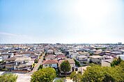 バルコニー正面夏の夜には、幕張・八千代の花火が望める、季節を感じられる住環境です