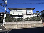 第一種低層住居専用地域内の閑静な住宅街に位置