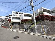 JR京浜東北線「山手」駅へ徒歩11分。横浜市中区の閑静な住宅街に立地、白を基調とした外観が特徴です。【現地外観】