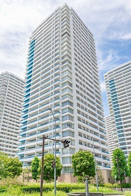 みなとみらい線「みなとみらい」駅徒歩5分。白を基調とし、青のラインが入った外観が特徴です。【外観】