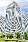 みなとみらい線「みなとみらい」駅徒歩5分。白を基調とし、青のラインが入った外観が特徴です。【外観】
