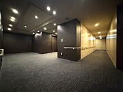 共用廊下は内廊下設計。24時間利用可能な各階ゴミ置き場や宅配ボックスなど、共用施設が充実しています。【マンション内廊下】