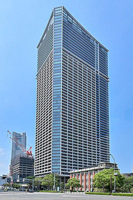 地上59階建の制震構造タワー。総戸数1176戸のビッグコミュニティ。複数沿線が徒歩圏内の好立地です。【現地外観】