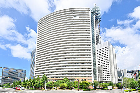 地上31階建て免震構造タワーマンション。みなとみらい線「みなとみらい」駅まで徒歩1分の立地です。【現地外観写真】