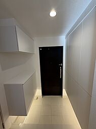 玄関にはフロートタイプの下足入と吊戸棚が備わっています。間接照明が足元を照らしてくれます。【玄関】