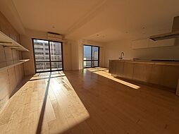 暖かな光に満たされる南西向き住戸。約20帖のLDKはバルコニーに面し、明るく開放的な空間です。【LDK】