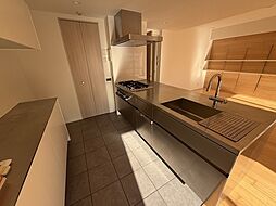 上部に吊戸棚がなく開放的なキッチンスペース。調理中もご家族やゲストとの会話を楽しめる対面式です。【キッチン】