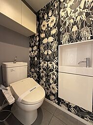 温水洗浄便座付きのトイレです。手洗いカウンターや吊り戸棚が備わった、使い勝手の良い仕様です。【トイレ】