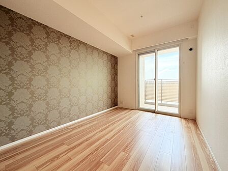 洋室(約6.1帖) WICがある主寝室。採光良好でアクセントクロスによりお部屋にメリハリがあります。