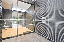 オートロック採用、防犯面に配慮されています。共用部には、不在時に荷物が受け取れる宅配ボックス有。【エントランス】