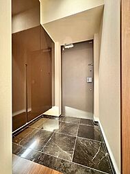 玄関と廊下には段差がなく、転倒リスクを軽減し、玄関スペースを広く活用できます。