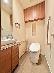 手洗いカウンター付きのタンクレストイレ