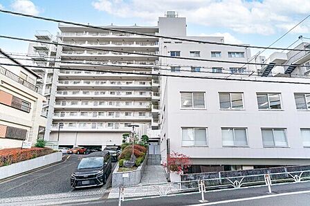 JR山手線「恵比寿」駅徒歩10分・東京メトロ日比谷線「広尾」駅徒歩9分。都心へのアクセス良好な立地。【現地外観】